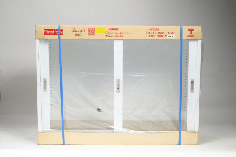 ตู้เหล็กแบบเตี้ยบานเลื่อนกระจกพร้อมฐานรอง